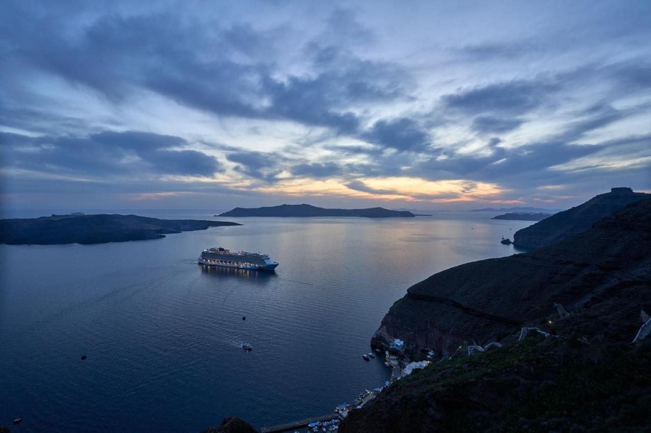 Amphitheater Cave Houses Fira  Exterior foto