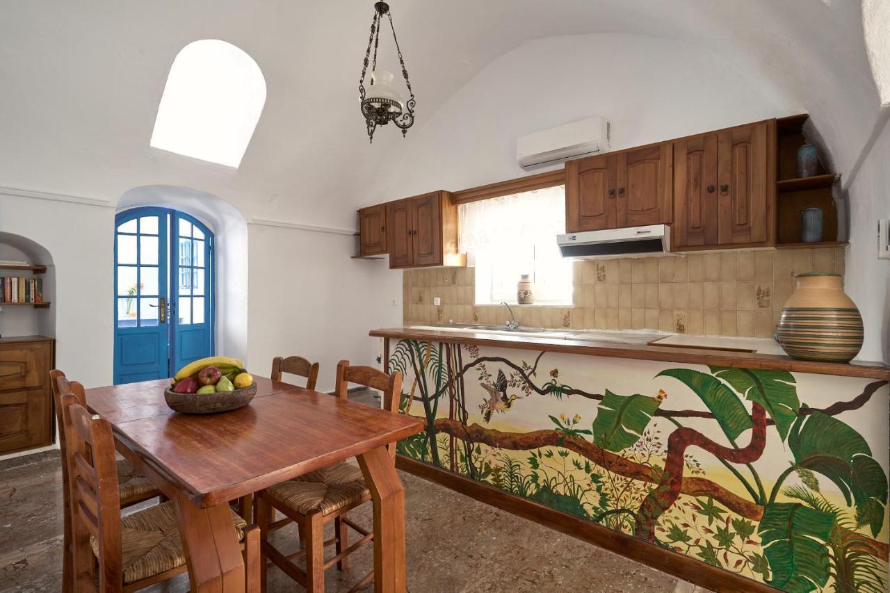 Amphitheater Cave Houses Fira  Exterior foto